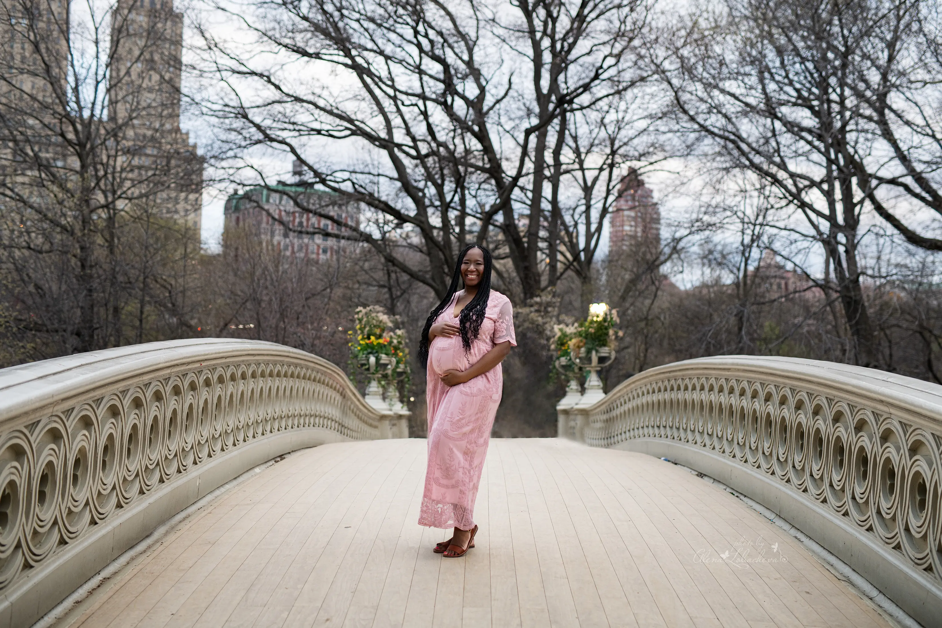 Relaxed outdoor maternity portrait