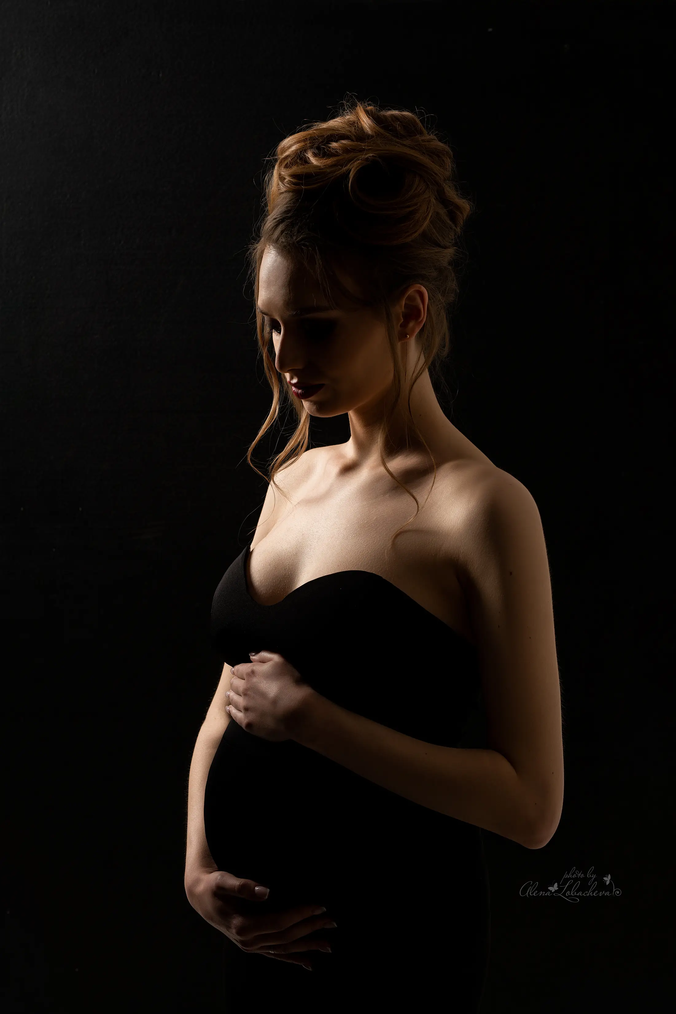 Flowing maternity dress with a defined waist